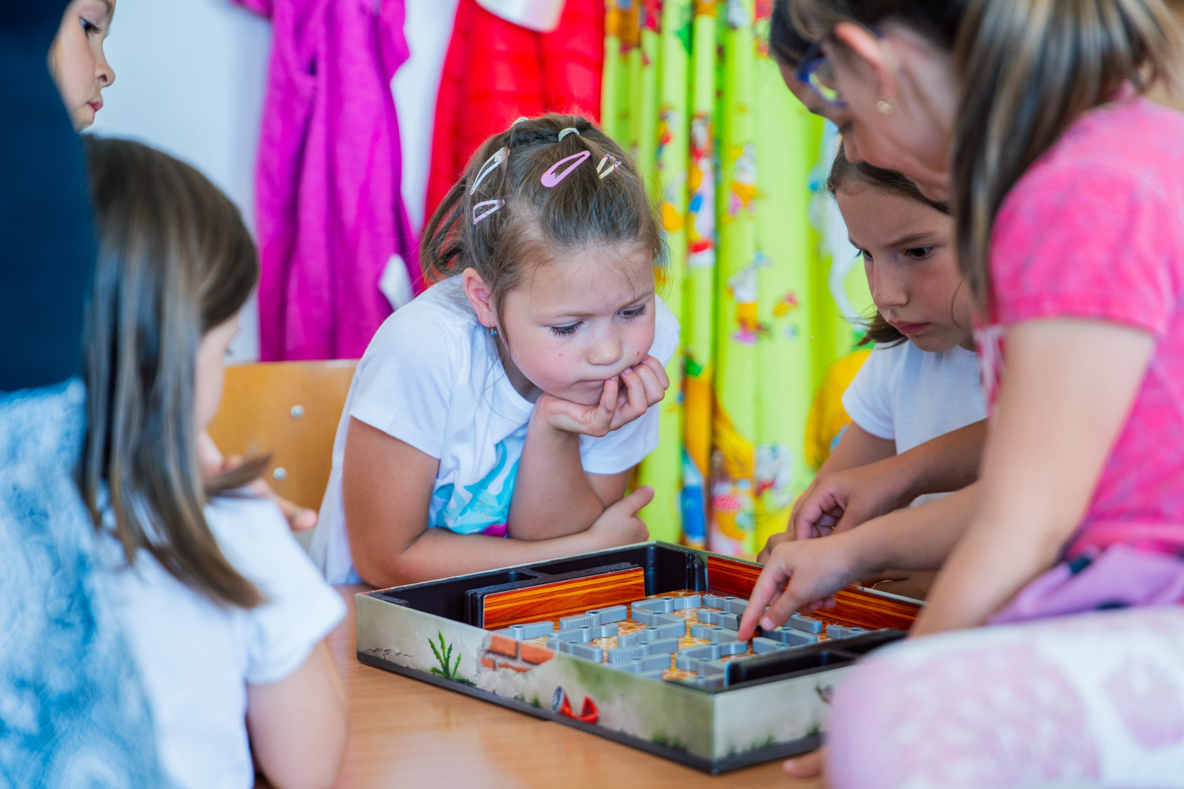 Kisiskolás diákok társasjátékoznak a Skubi program keretében. Fejlődnek a finommotorikus készségeik, megtanulnak egymásra figyelni, előre tervezni, vereséget elfogadni, kifejezni önmagukat, miközben az osztályban szorosabb kapcsolatok alakulnak ki.