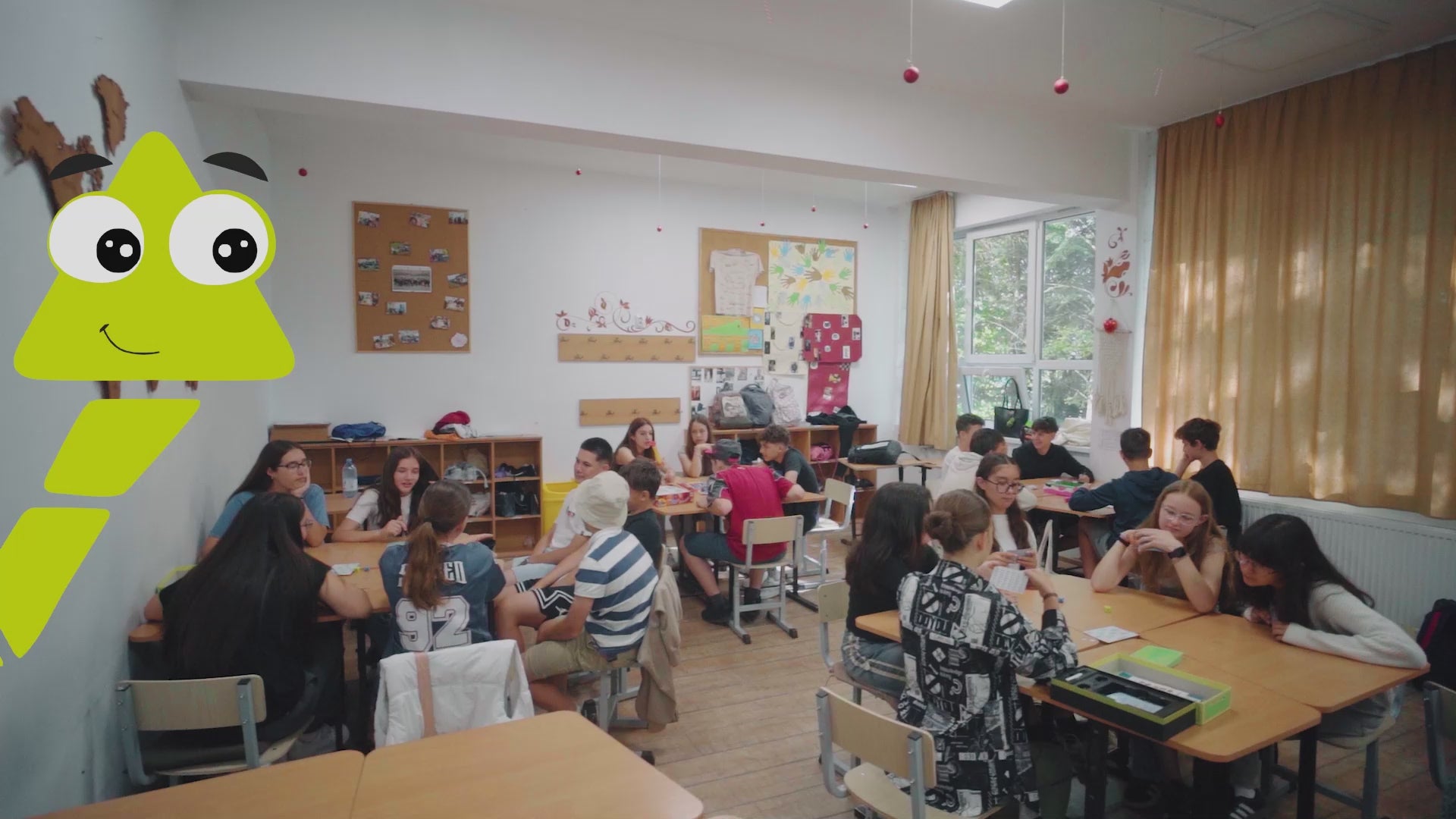 Încărcați videoclipul: Diákok társasjátékoznak a Skubi program keretében az osztályteremben.